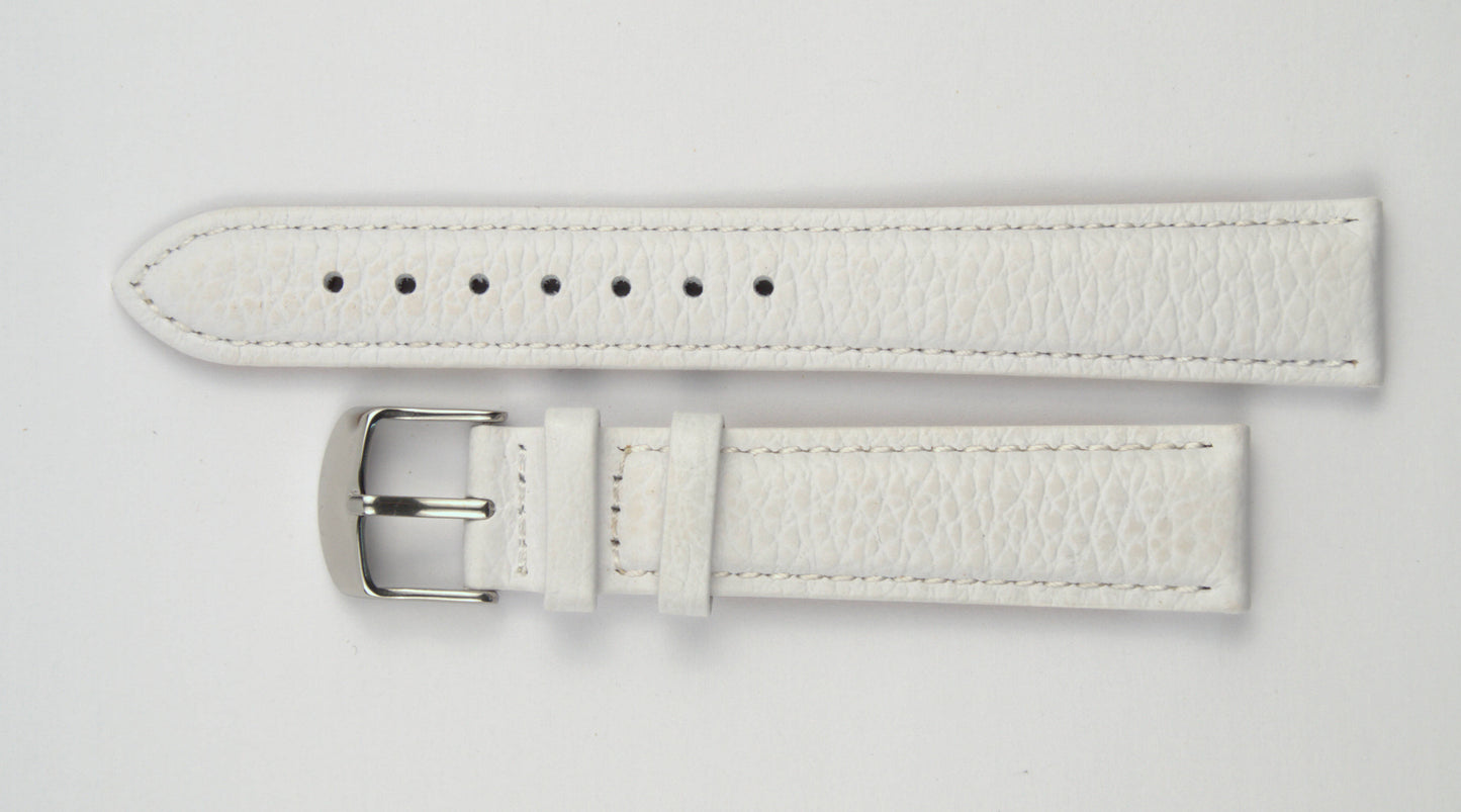 Lederuhrenarmband (Weiß) flach aufgelegt mit weißem Hintergrund. Detaillierte Nahaufnahme.