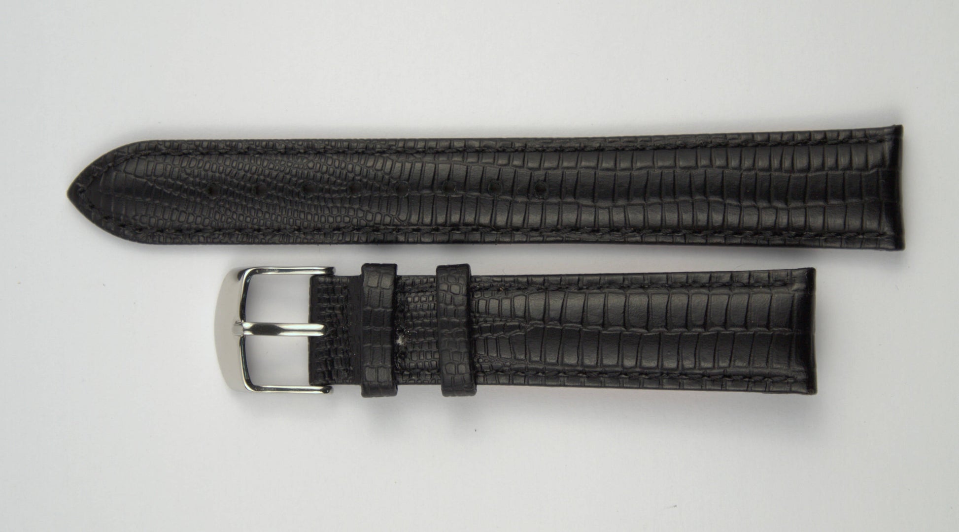 Lederuhrenarmband (Schwarz) flach aufgelegt mit weißem Hintergrund. Detaillierte Nahaufnahme.