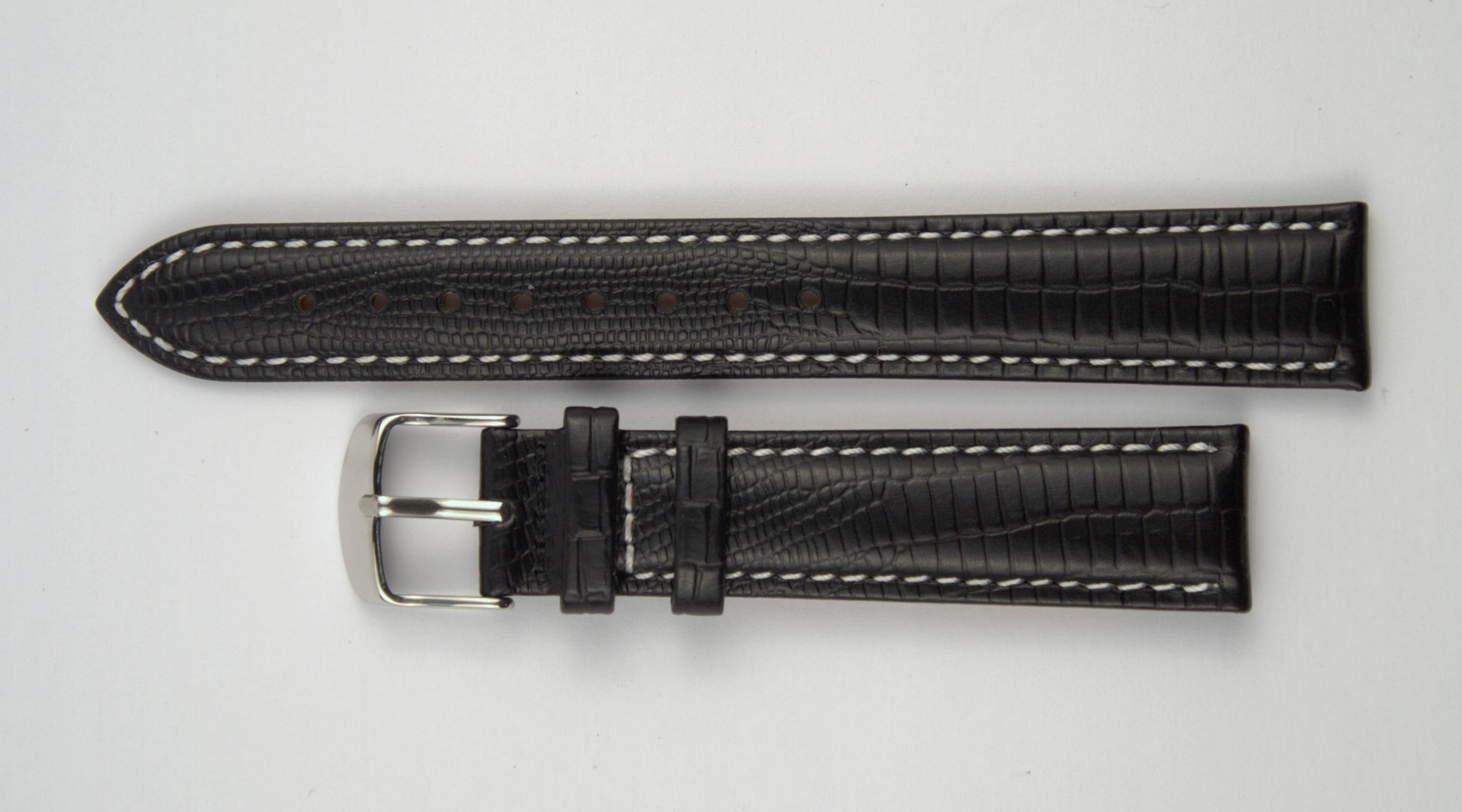 Lederuhrenarmband (Schwarz mit weißer Naht) flach aufgelegt mit weißem Hintergrund. Detaillierte Nahaufnahme.