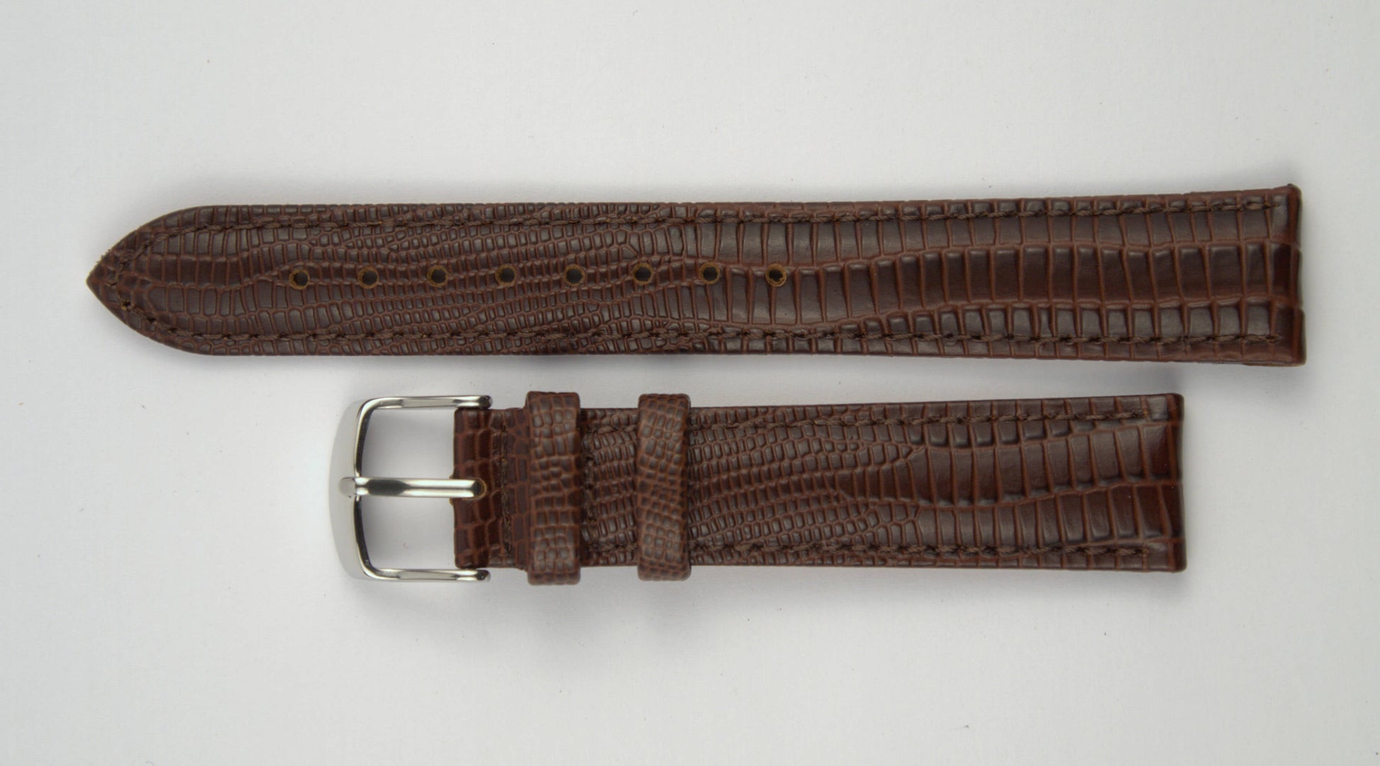 Lederuhrenarmband (Dunkelbraun) flach aufgelegt mit weißem Hintergrund. Detaillierte Nahaufnahme.