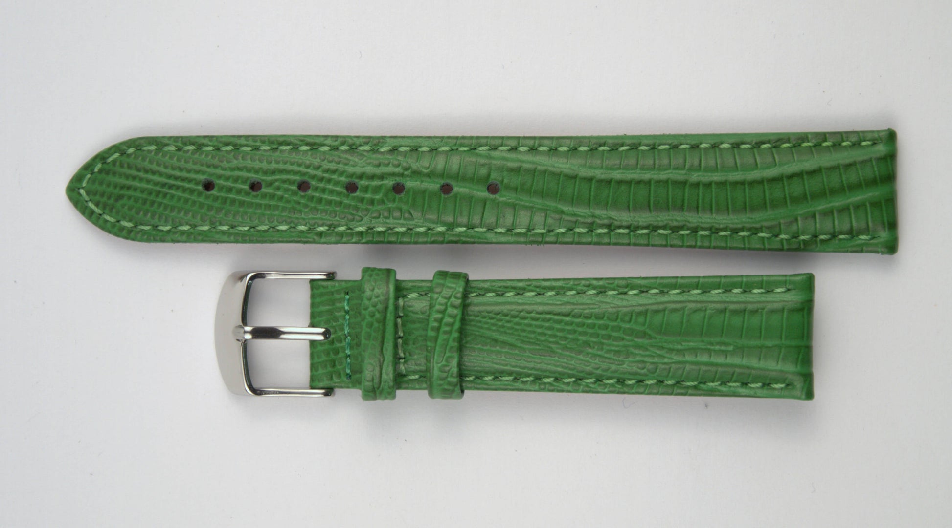 Lederuhrenarmband (Grün) flach aufgelegt mit weißem Hintergrund. Detaillierte Nahaufnahme.