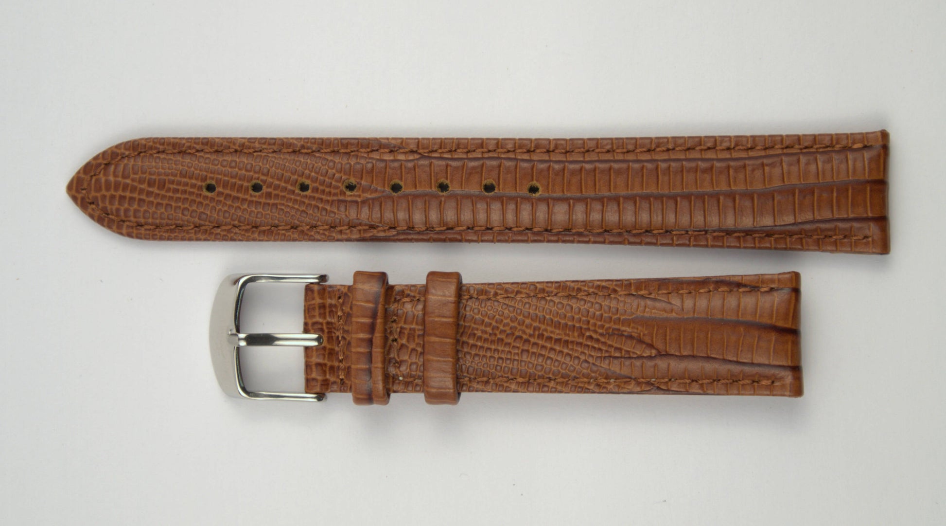 Lederuhrenarmband (Hellbraun) flach aufgelegt mit weißem Hintergrund. Detaillierte Nahaufnahme.