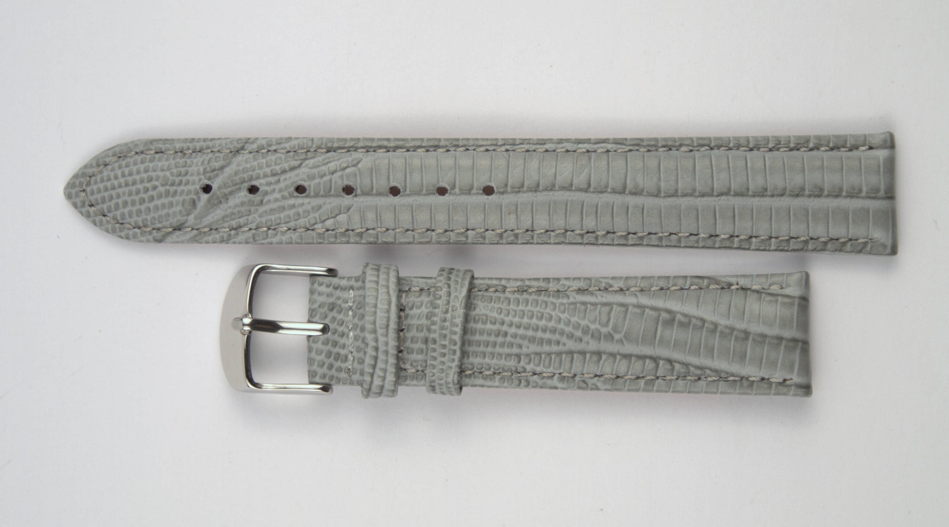 Lederuhrenarmband (Hellgrau) flach aufgelegt mit weißem Hintergrund. Detaillierte Nahaufnahme.