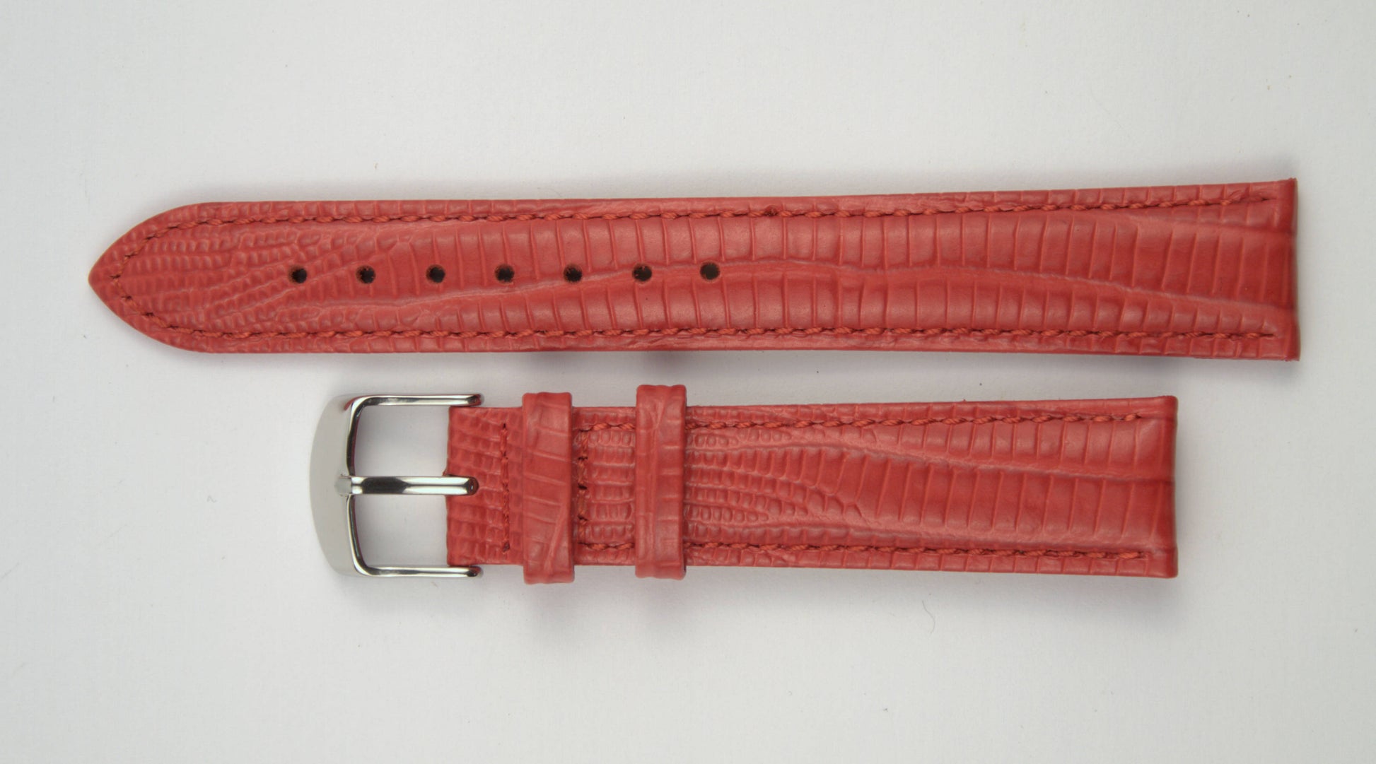 Lederuhrenarmband (Rot) flach aufgelegt mit weißem Hintergrund. Detaillierte Nahaufnahme.
