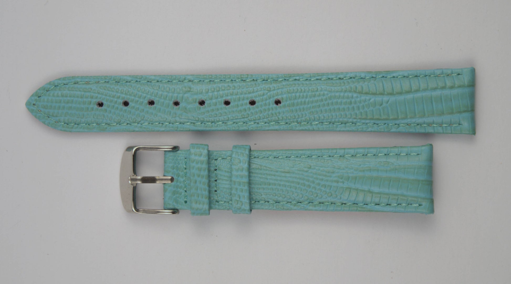 Lederuhrenarmband (Türkis) flach aufgelegt mit weißem Hintergrund. Detaillierte Nahaufnahme.