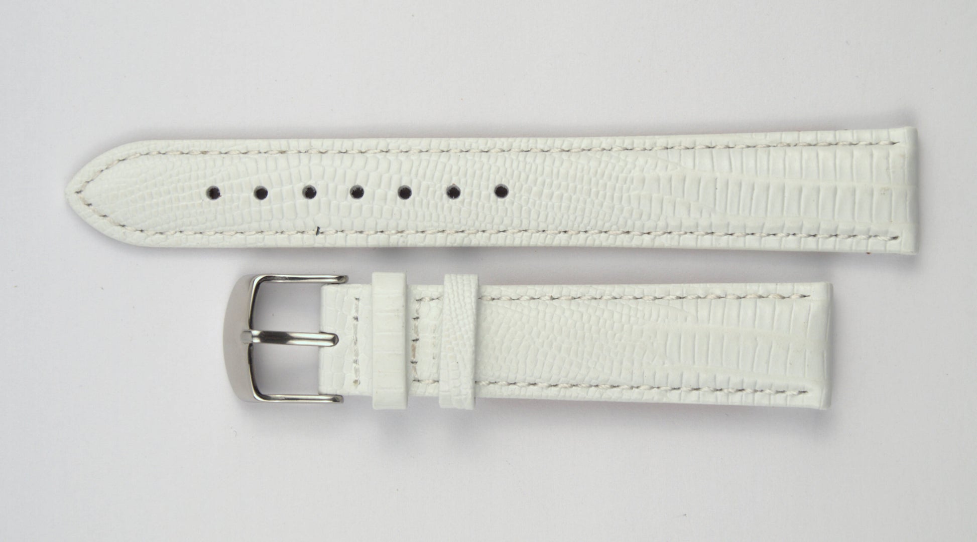 Lederuhrenarmband (Weiß) flach aufgelegt mit weißem Hintergrund. Detaillierte Nahaufnahme.