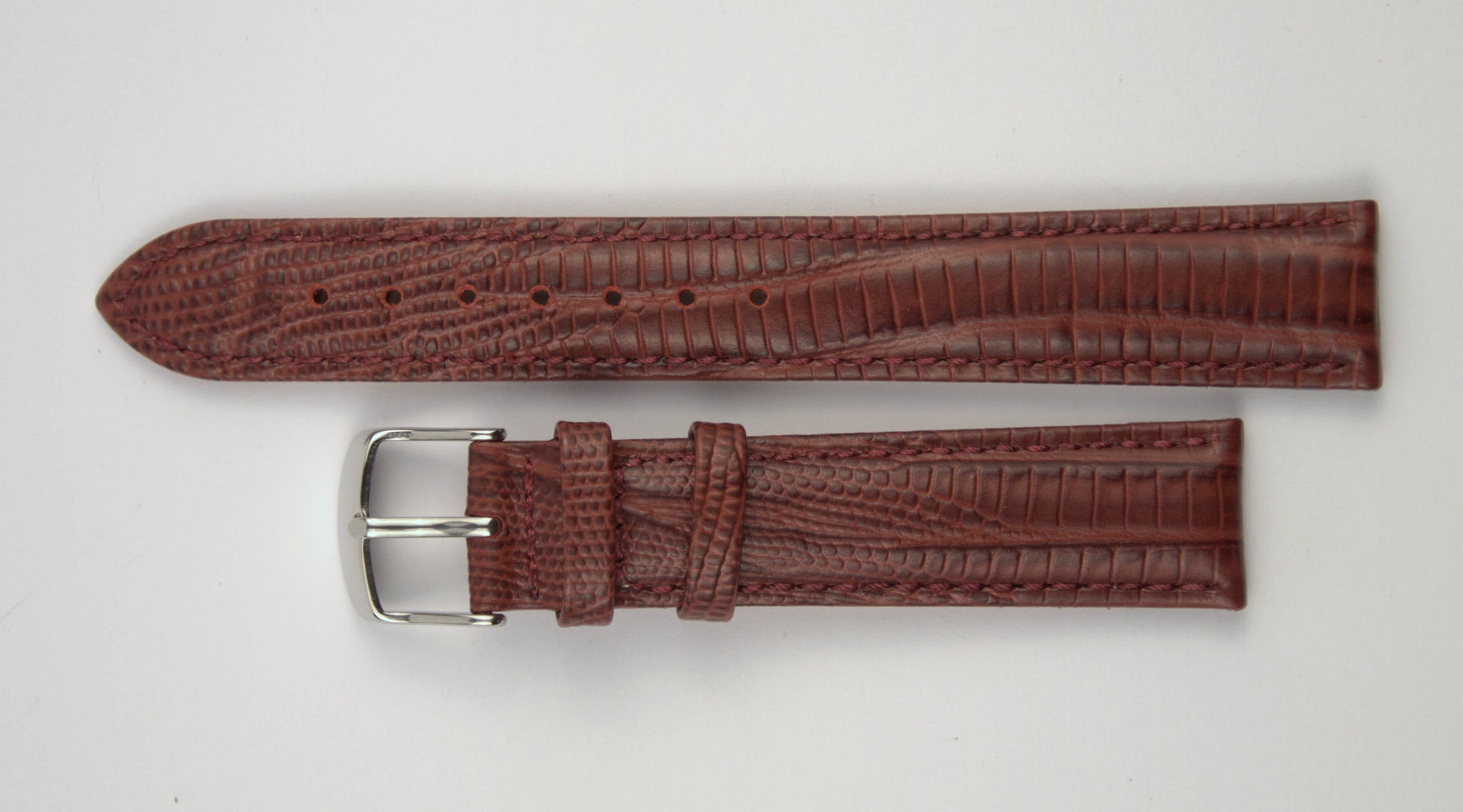 Lederuhrenarmband (Weinrot) flach aufgelegt mit weißem Hintergrund. Detaillierte Nahaufnahme.