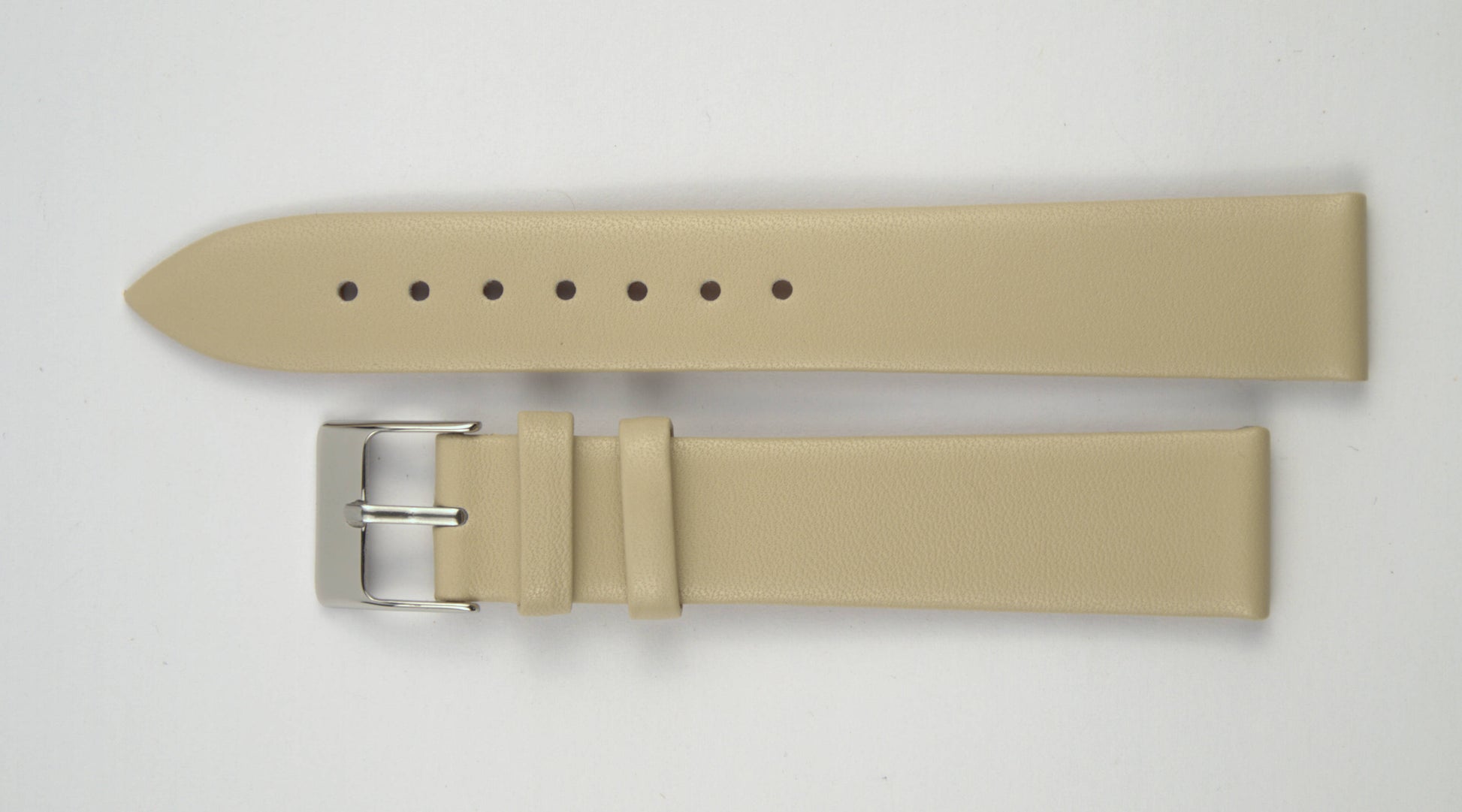 Lederuhrenarmband (Beige) flach aufgelegt mit weißem Hintergrund. Detaillierte Nahaufnahme.