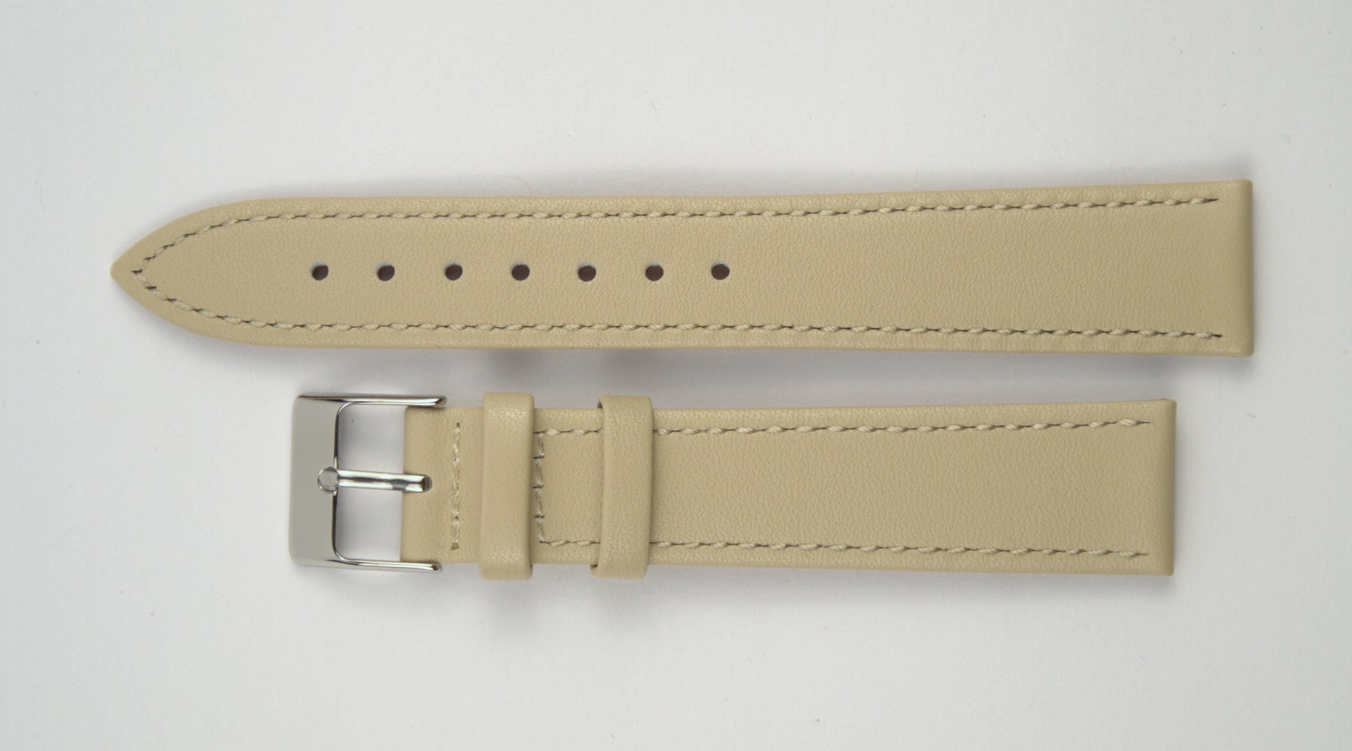 Lederuhrenarmband (Beige) flach aufgelegt mit weißem Hintergrund. Detaillierte Nahaufnahme.