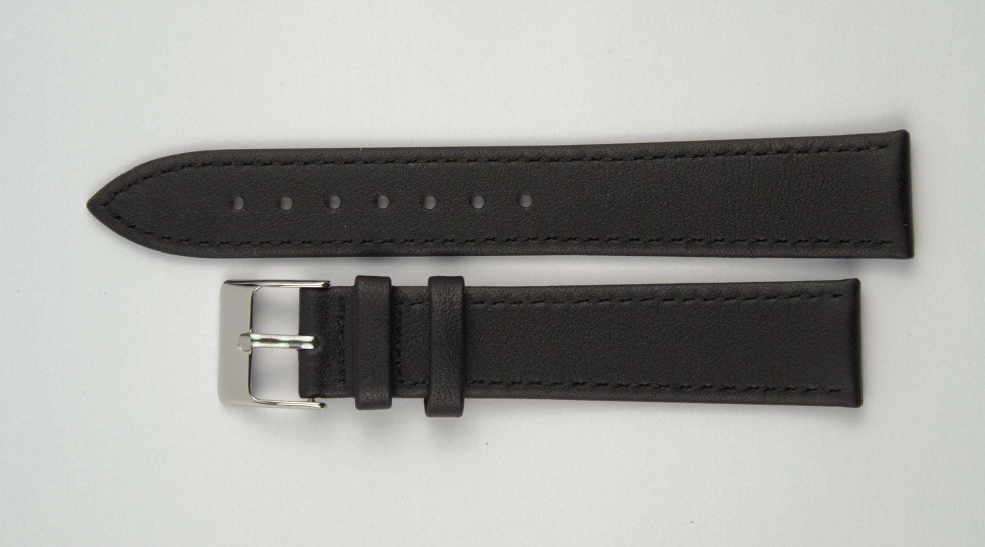 Lederuhrenarmband (Schwarz) flach aufgelegt mit weißem Hintergrund. Detaillierte Nahaufnahme.