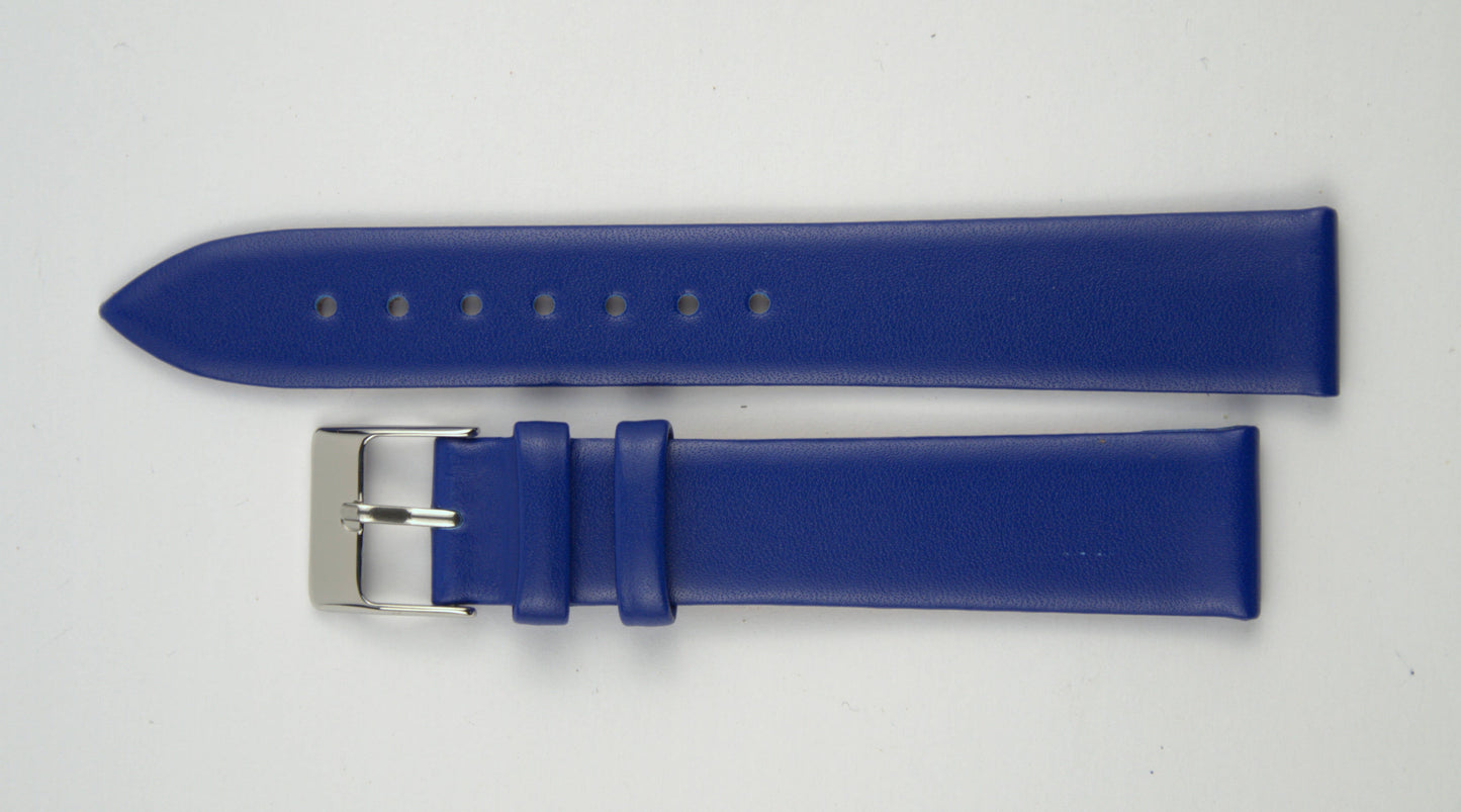 Lederuhrenarmband (Blau) flach aufgelegt mit weißem Hintergrund. Detaillierte Nahaufnahme.