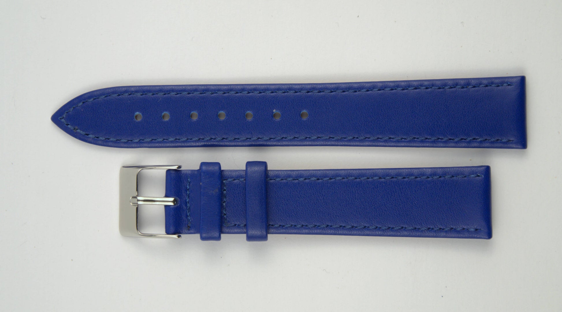 Lederuhrenarmband (Blau) flach aufgelegt mit weißem Hintergrund. Detaillierte Nahaufnahme.