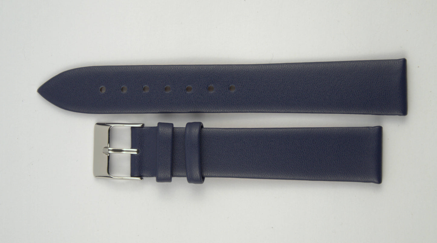 Lederuhrenarmband (Dunkelblau) flach aufgelegt mit weißem Hintergrund. Detaillierte Nahaufnahme.