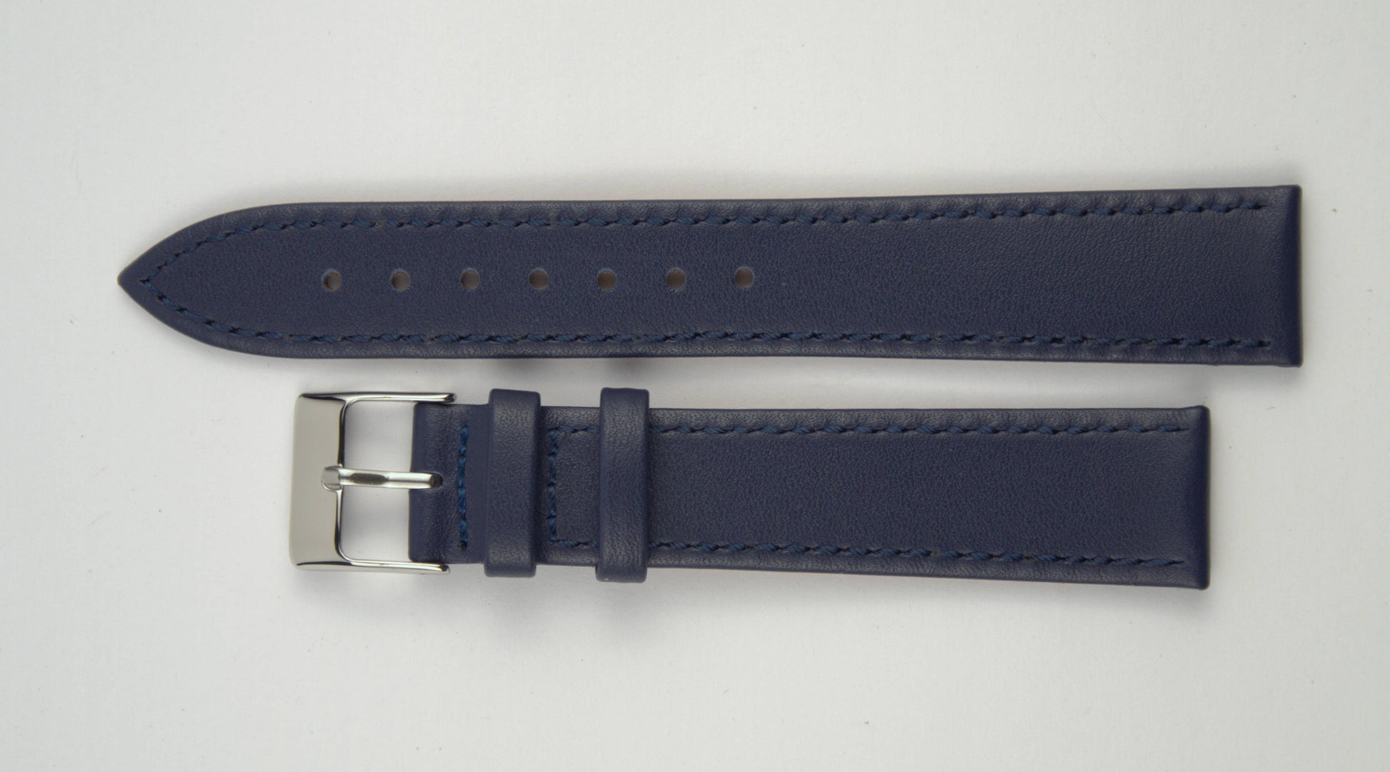 Lederuhrenarmband (Dunkelblau) flach aufgelegt mit weißem Hintergrund. Detaillierte Nahaufnahme.