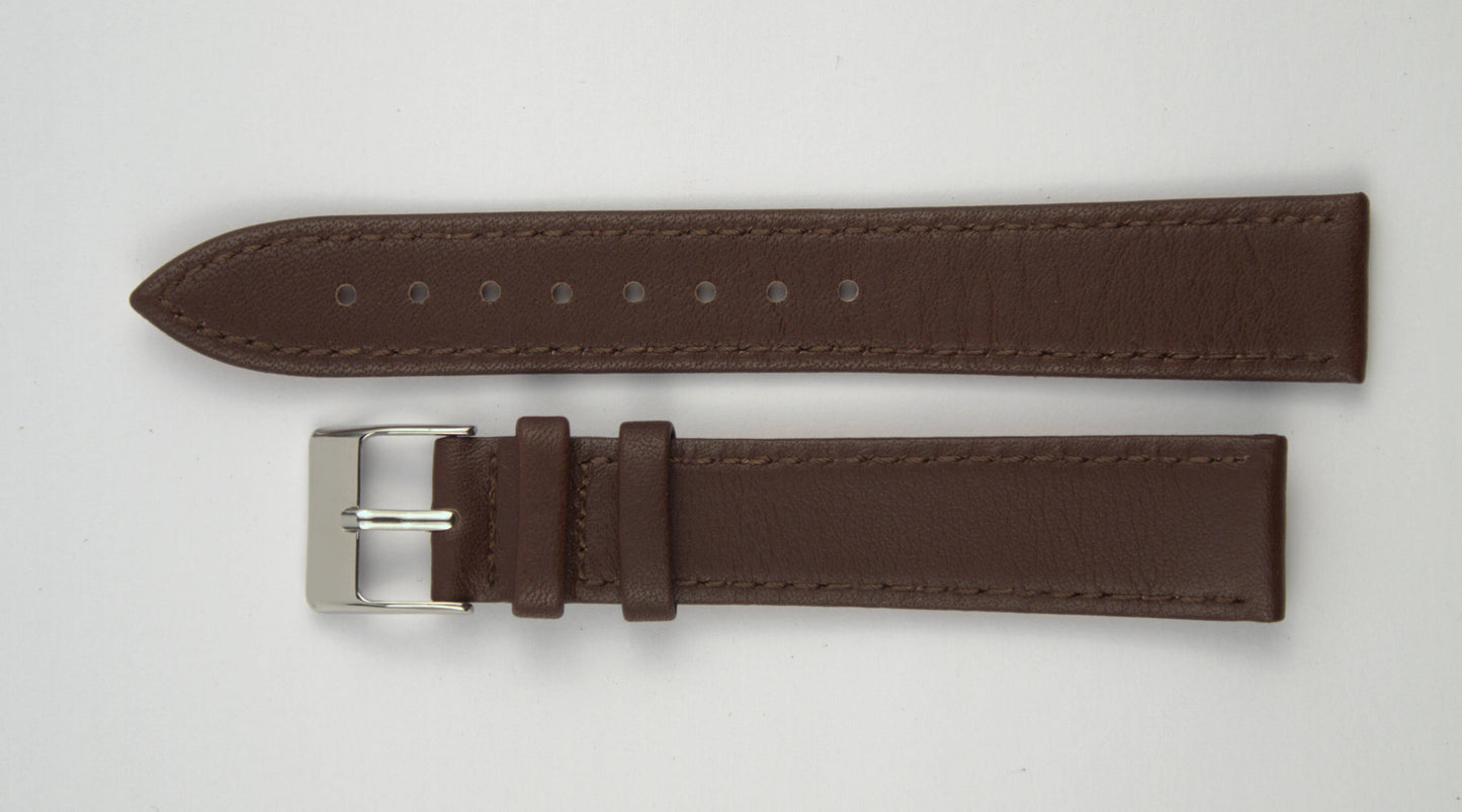 Lederuhrenarmband (Dunkelbraun) flach aufgelegt mit weißem Hintergrund. Detaillierte Nahaufnahme.