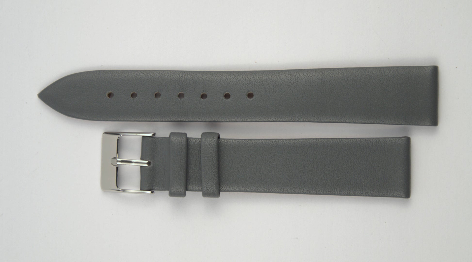 Lederuhrenarmband (Dunkelgrau) flach aufgelegt mit weißem Hintergrund. Detaillierte Nahaufnahme.