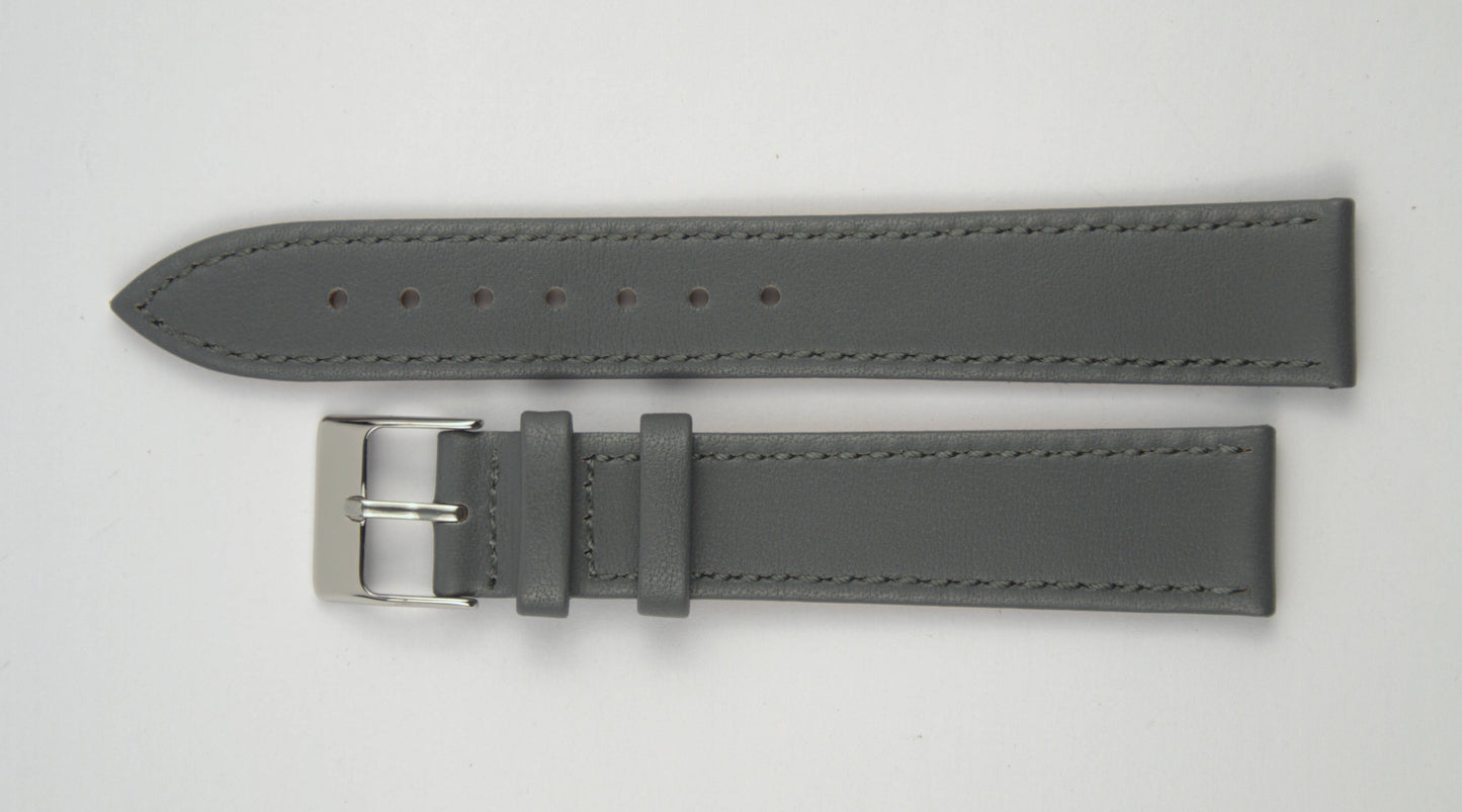 Lederuhrenarmband (Dunkelgrau) flach aufgelegt mit weißem Hintergrund. Detaillierte Nahaufnahme.