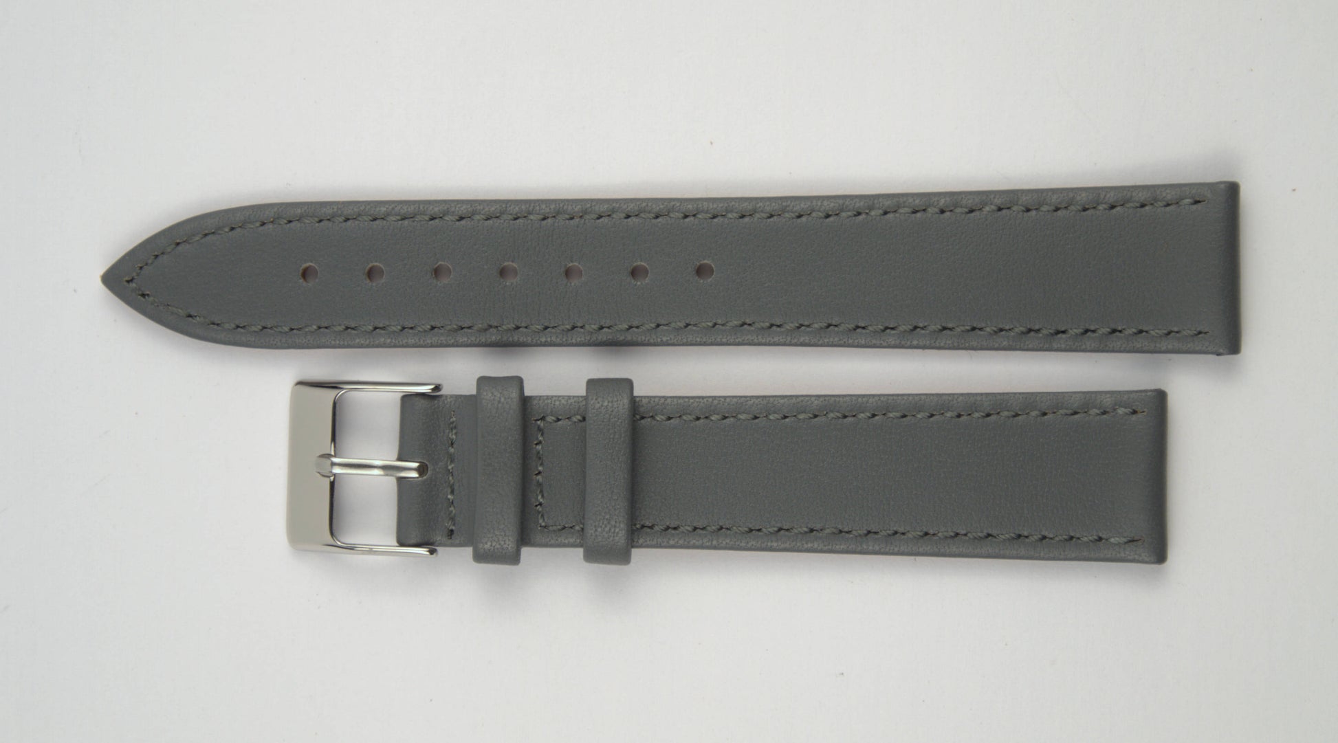 Lederuhrenarmband (Dunkelgrau) flach aufgelegt mit weißem Hintergrund. Detaillierte Nahaufnahme.