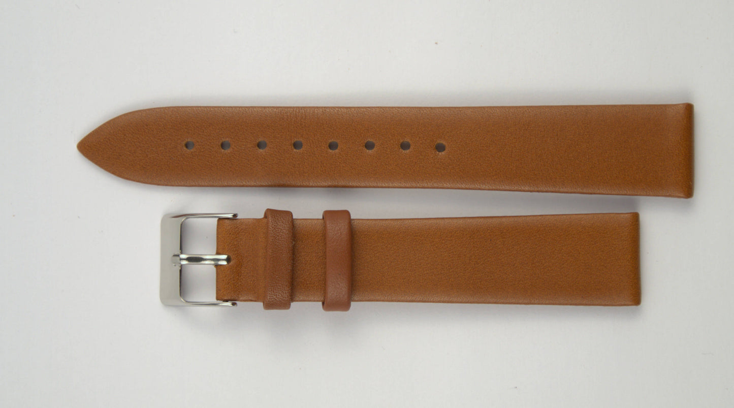 Lederuhrenarmband (Hellbraun) flach aufgelegt mit weißem Hintergrund. Detaillierte Nahaufnahme.