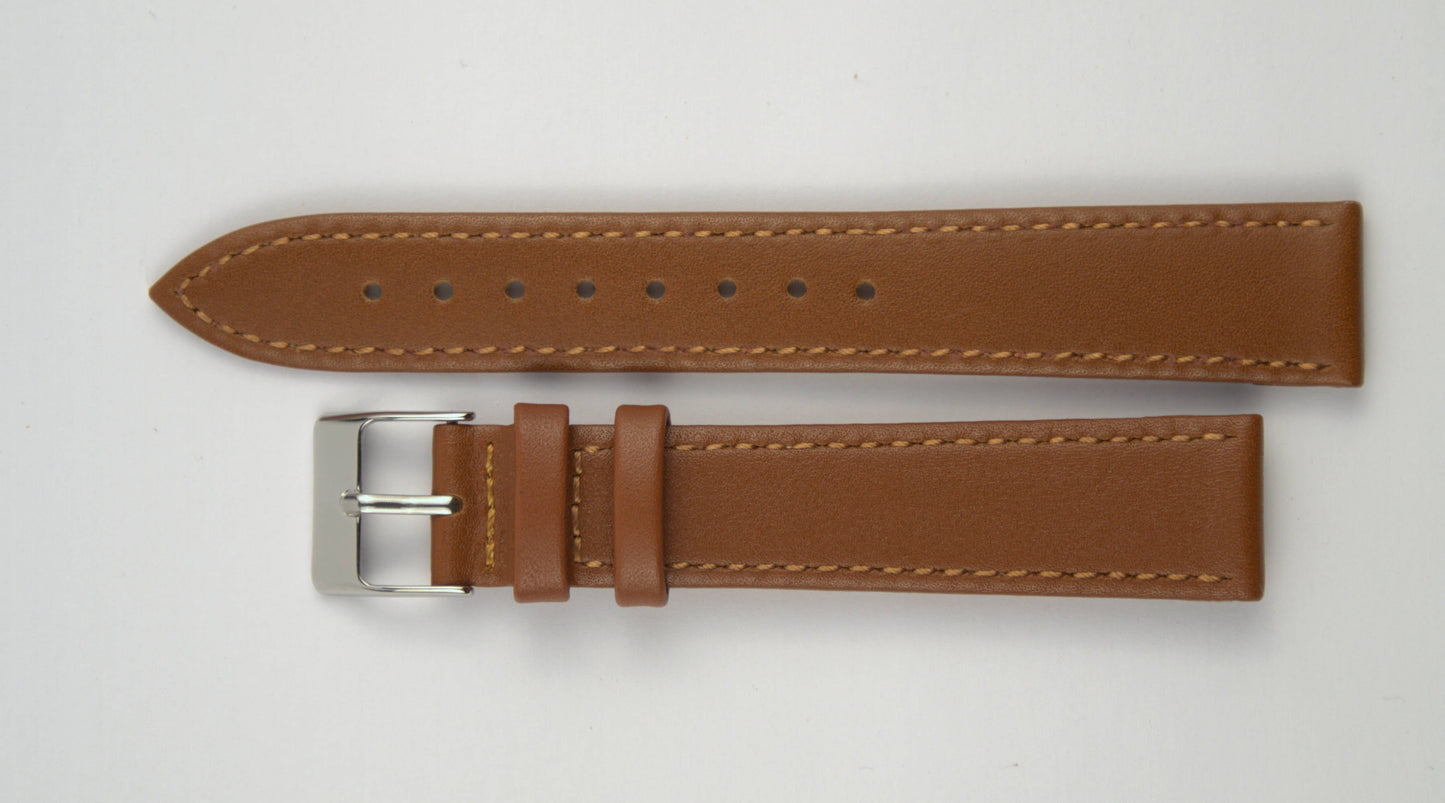 Lederuhrenarmband (Hellbraun) flach aufgelegt mit weißem Hintergrund. Detaillierte Nahaufnahme.