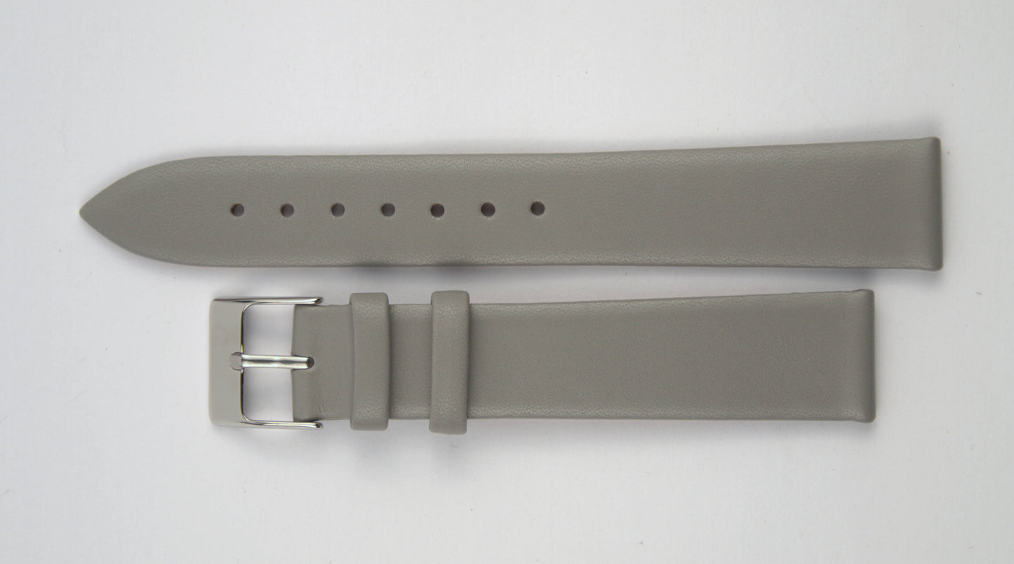 Lederuhrenarmband (Hellgrau) flach aufgelegt mit weißem Hintergrund. Detaillierte Nahaufnahme.