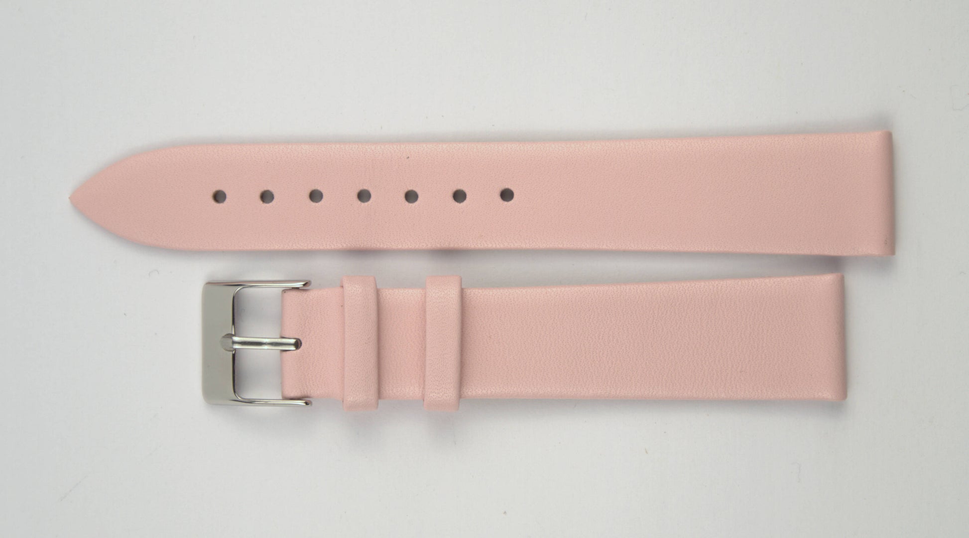Lederuhrenarmband (Pink) flach aufgelegt mit weißem Hintergrund. Detaillierte Nahaufnahme.