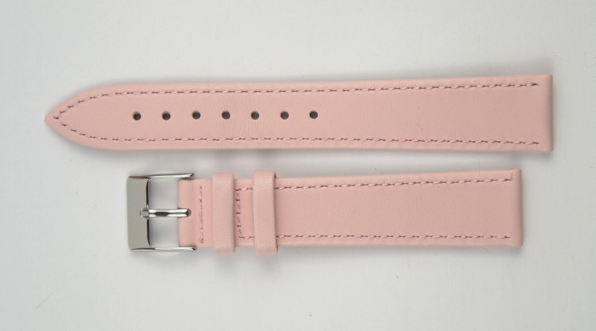 Lederuhrenarmband (Pink) flach aufgelegt mit weißem Hintergrund. Detaillierte Nahaufnahme.