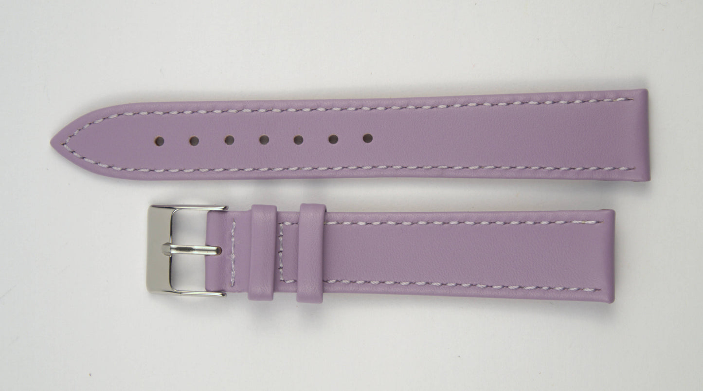 Lederuhrenarmband (Lila) flach aufgelegt mit weißem Hintergrund. Detaillierte Nahaufnahme.