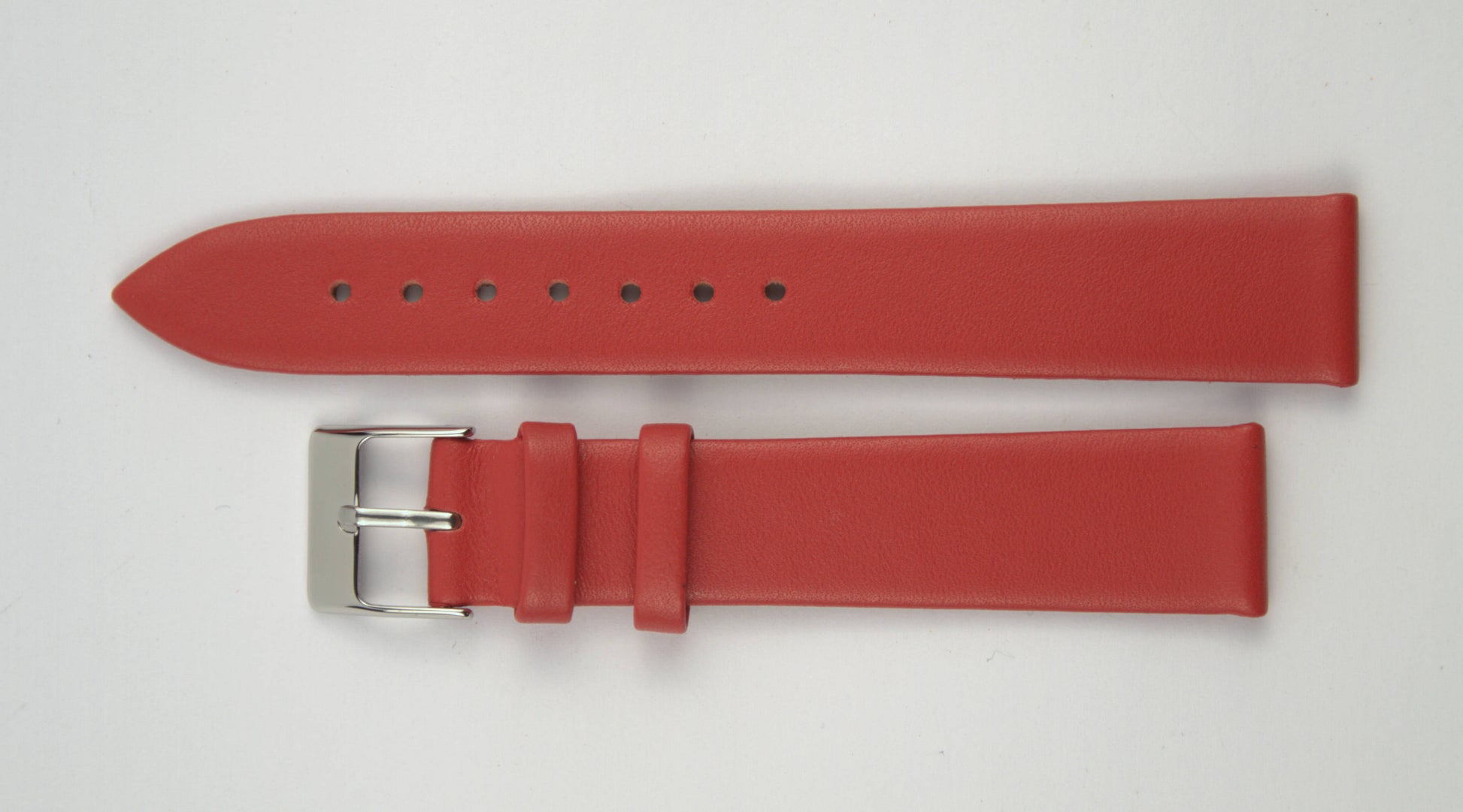 Lederuhrenarmband (Rot) flach aufgelegt mit weißem Hintergrund. Detaillierte Nahaufnahme.