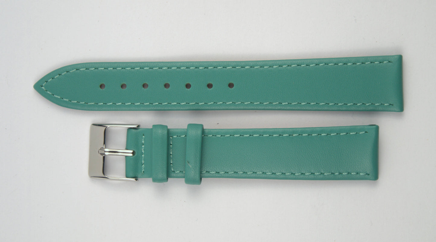 Lederuhrenarmband (Türkis) flach aufgelegt mit weißem Hintergrund. Detaillierte Nahaufnahme.