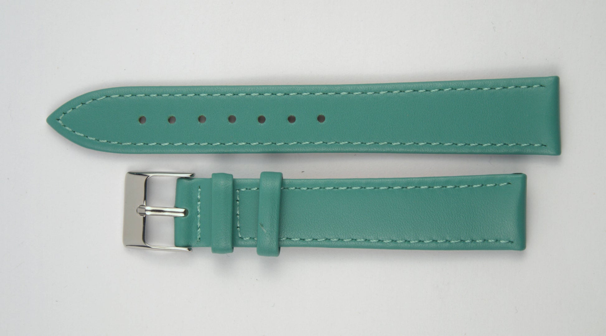 Lederuhrenarmband (Türkis) flach aufgelegt mit weißem Hintergrund. Detaillierte Nahaufnahme.