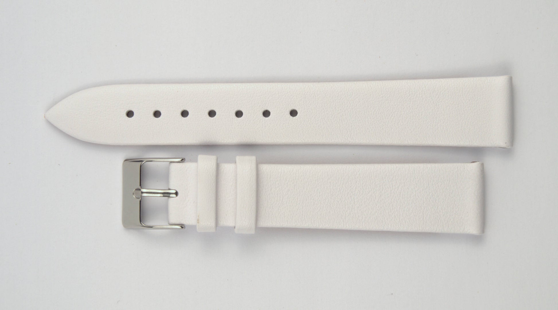 Lederuhrenarmband (Weiß) flach aufgelegt mit weißem Hintergrund. Detaillierte Nahaufnahme.