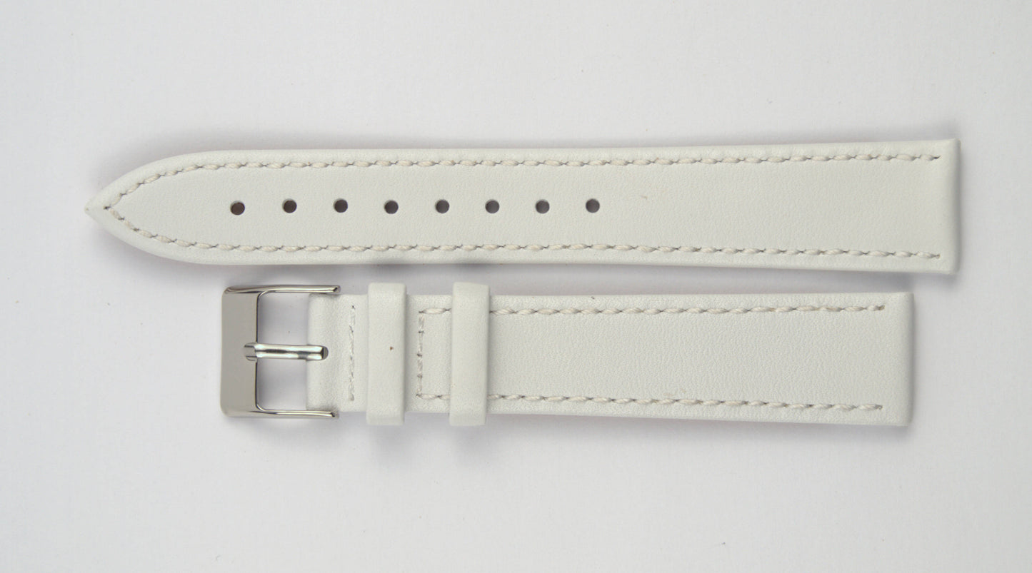 Lederuhrenarmband (Weiß) flach aufgelegt mit weißem Hintergrund. Detaillierte Nahaufnahme.