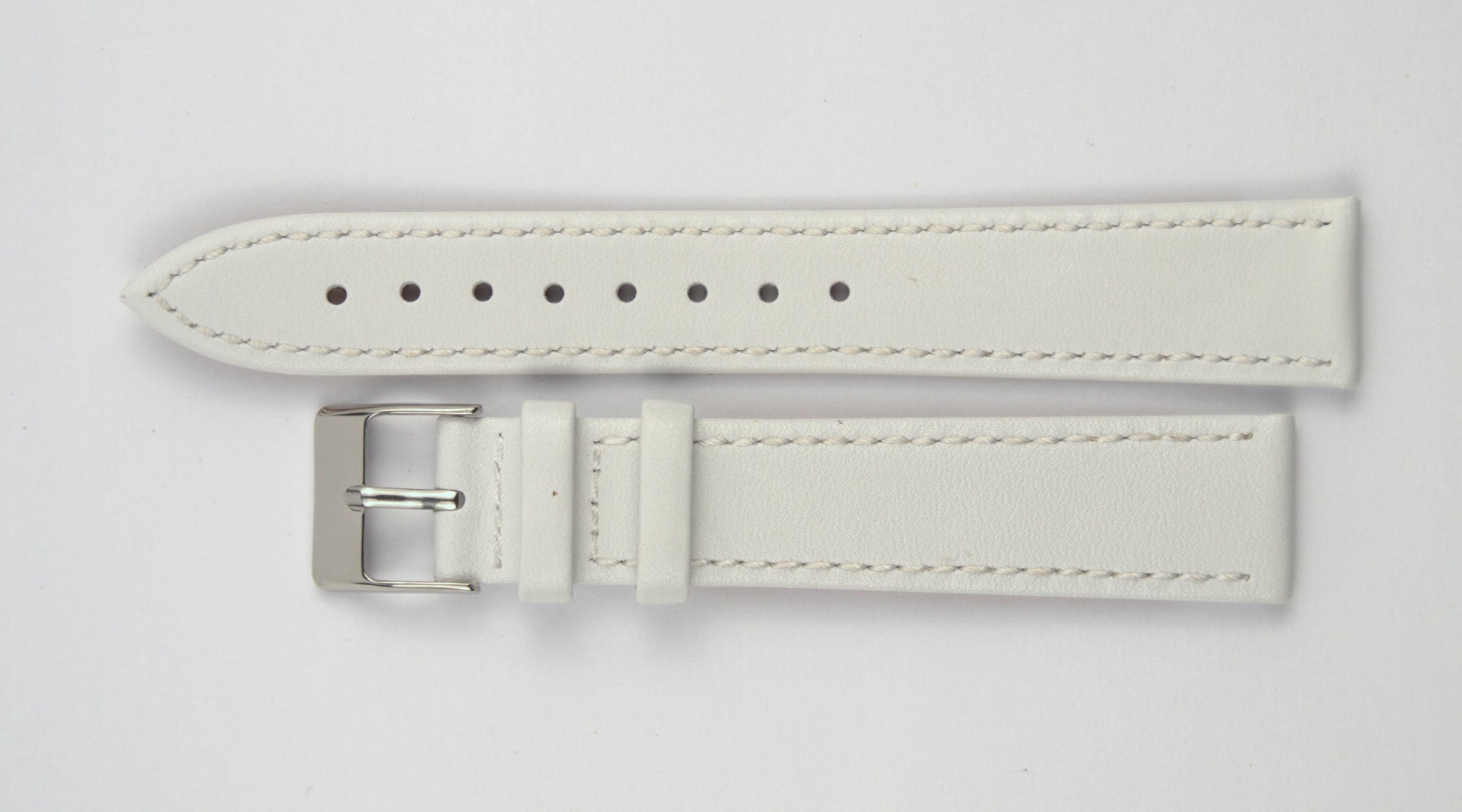 Lederuhrenarmband (Weiß) flach aufgelegt mit weißem Hintergrund. Detaillierte Nahaufnahme.