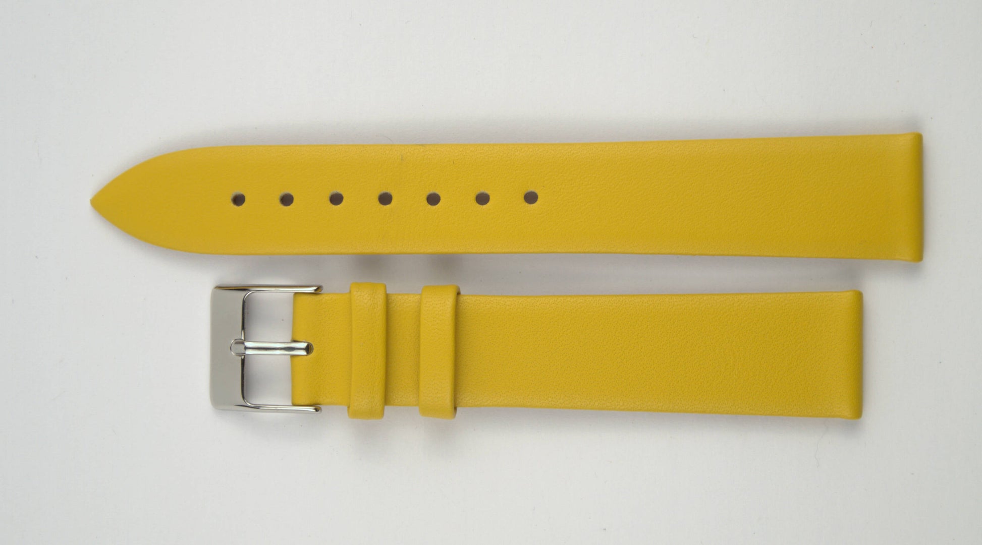 Lederuhrenarmband (Gelb) flach aufgelegt mit weißem Hintergrund. Detaillierte Nahaufnahme.