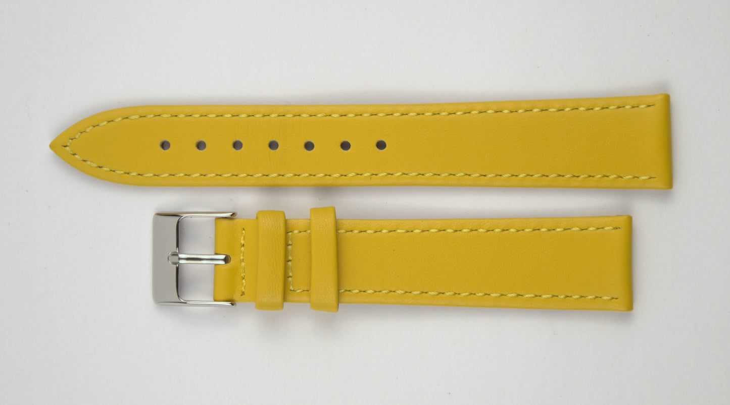 Lederuhrenarmband (Gelb) flach aufgelegt mit weißem Hintergrund. Detaillierte Nahaufnahme.