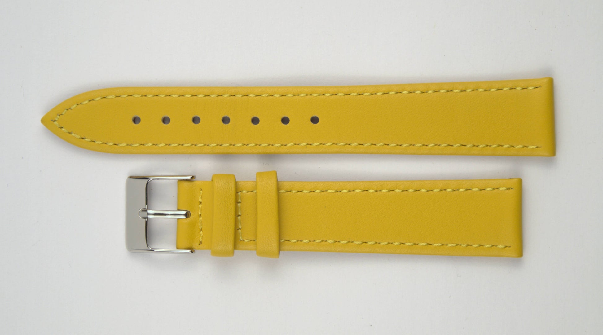Lederuhrenarmband (Gelb) flach aufgelegt mit weißem Hintergrund. Detaillierte Nahaufnahme.
